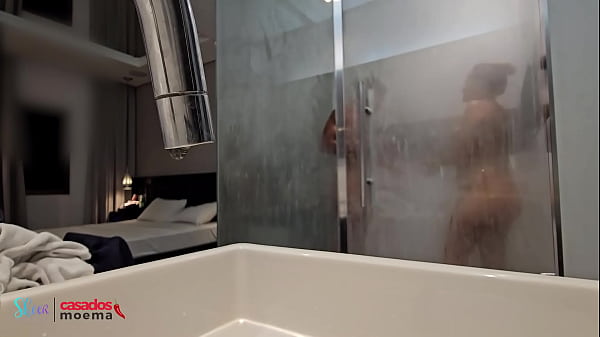 O corno do marido ficou assistindo sua esposa tomar banho com outro BBC