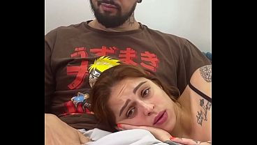 Ruiva Gostosa Colega de Quarto Deita no Colo do Nerd Assistindo Filme e Chupa Até Gozada Forte na Cara!