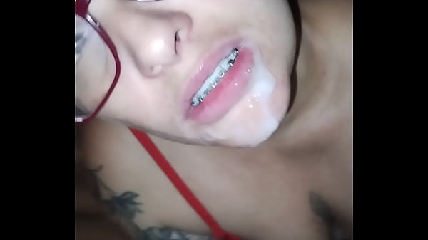 Depois da ruiva chupar muita pica no swing ela leva gozada do marido