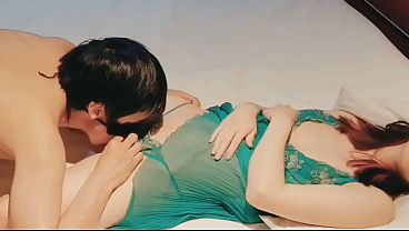 緑のセクシーランジェリーを着たスレンダーなかわいい人妻は不倫男のペニスを手コキで勃起させて射精させる。Home made amateur 個人撮影 kawasaki JK