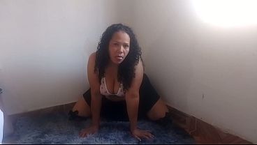 MILF latina de gran culo se masturba su coño con su dildo hasta llegar un orgasmo