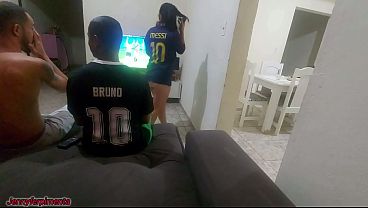 tive que fazer sexo com amigo do meu marido por causa de uma aposta, mas fiquei com tesão e acabei fazendo DP com os dois