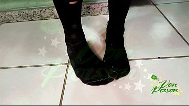 Vadia emo & groupie – Von Poison está de volta e se masturba sozinha no motel