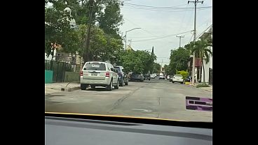 Exhibiendo a mi mujer en el coche y aprovecho para masajear su coño.