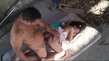 Fui limpar o quintal e meu padastro veio atrás