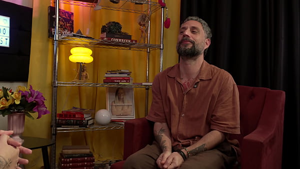 Loira de vinte e três anos sentido dor nos mamilos