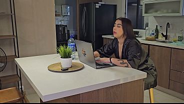 madrastra de enorme culo recibe por primera vez una doble penetracion – Emily fox