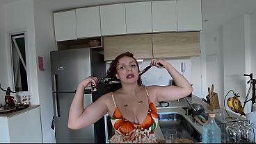 ruiva da bunda grande com tesão gosta de um pau muito grosso na sua buceta molhada