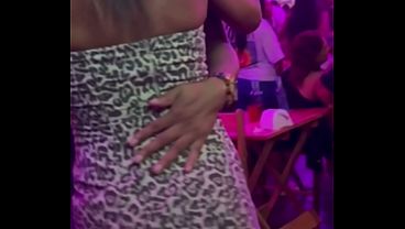 Comedor pegou Hotwife na balada na frente do corno, ficou de namoradinho, levou pro motel e gozou dentro várias vezes. E ainda chamou garçom que meteu no cuzinho da esposa sem dó!