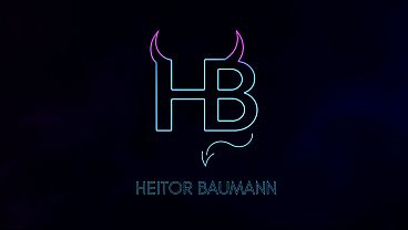 Dupla penetração na loira durante a suruba