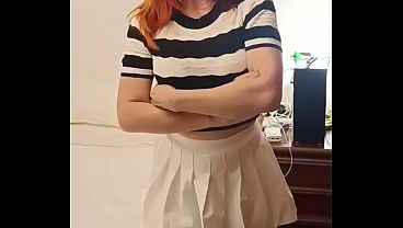 Mama cachonda le da unas buenas mamadas al amigo de su hijastro por miron