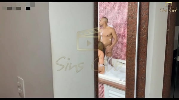 Marido chega igual um corno manso para não atrapalhar sua esposa puta – Corno filma no flagrante sua esposa dando na banheira para um preto Super Dotado