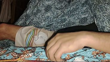 Meri Step Mom Ne Raat Ko Buhat Maza Dia Or mene Phudi men Do Fingers Daal kar Pani Nikal dia