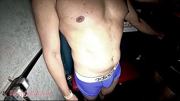 Na cabine de glory-hole do swing Matahari, estranhos me foderam e gozaram na minha boca