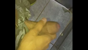 Corno batendo uma gostosa punheta