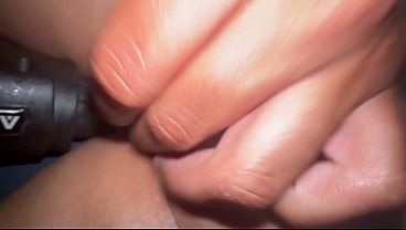 DANDOLE UN MASAJE EN EL COÑO A LA PUTA DE MI HERMANASTRA