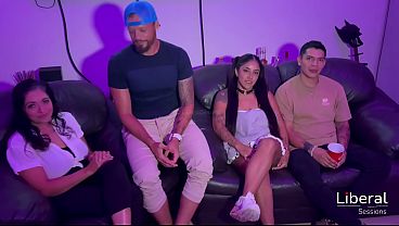 DOS PAREJAS SWINGER TIENNE UN INTERCAMBIO DE PAREJAS,LES ENCANTA PROBAR A OTRA MUJER