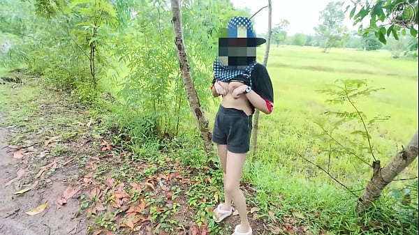 สาวไทยเดินเล่นโชว์หีริมทาง เสียงไทยชัด