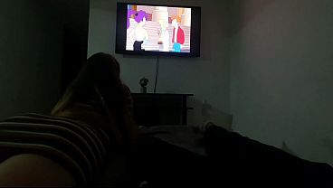 Mi madrastra sexy me invita a ver una película en su cuarto y se pone muy caliente cuando toca mi polla dura (CREAMPIE)