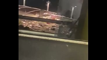 MORENA NOVINHA CASADA HOTWIFE dando na varando do predio o corno chega e pega no flaga