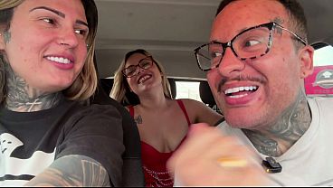 Mulher leva seu marido nerd virgem e corno pra procurar uma puta nas ruas de São Paulo! Ela quer que ele foda sem camisinha e goze pra vê se ele pode engravidar