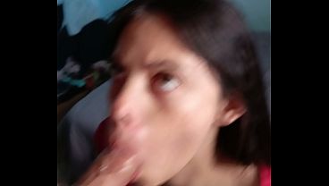Vecina Infiel – Vecina me convence de una mamada matutina mientras su marido está trabajando